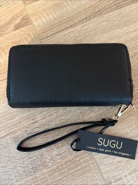 Sugu textured wristlet wallet features a double secure zipper closure NWT